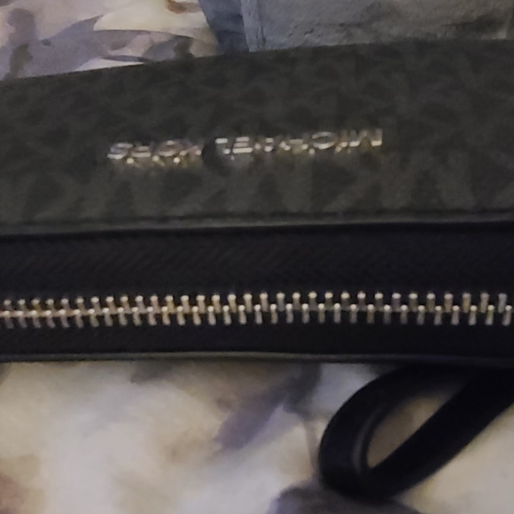 Micheal Kors large jet set wallet - Picture 4 of 6